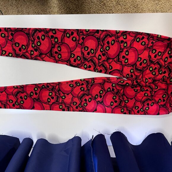 LuLaRoe Red Skull Glowing Eyes Leggings - One Size - Picture 2 of 6